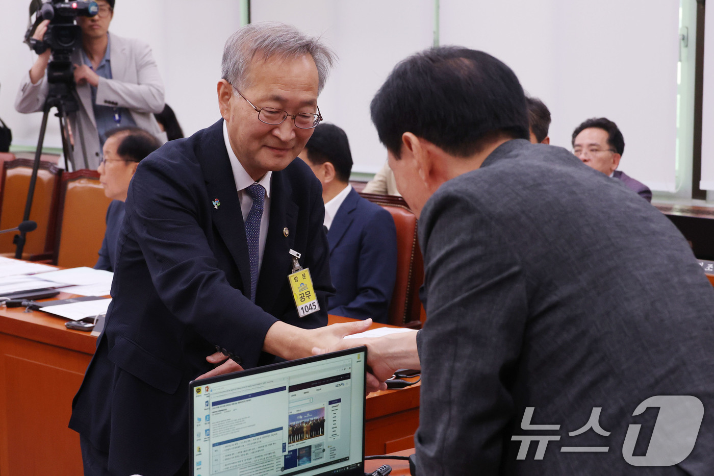 (서울=뉴스1) 이광호 기자 = 김남중 통일부 차관이 27일 오전 서울 여의도 국회에서 열린 외교통일위원회 전체회의에 출석해 김석기 위원장과 인사나누고 있다. 2025.6.27/뉴 …