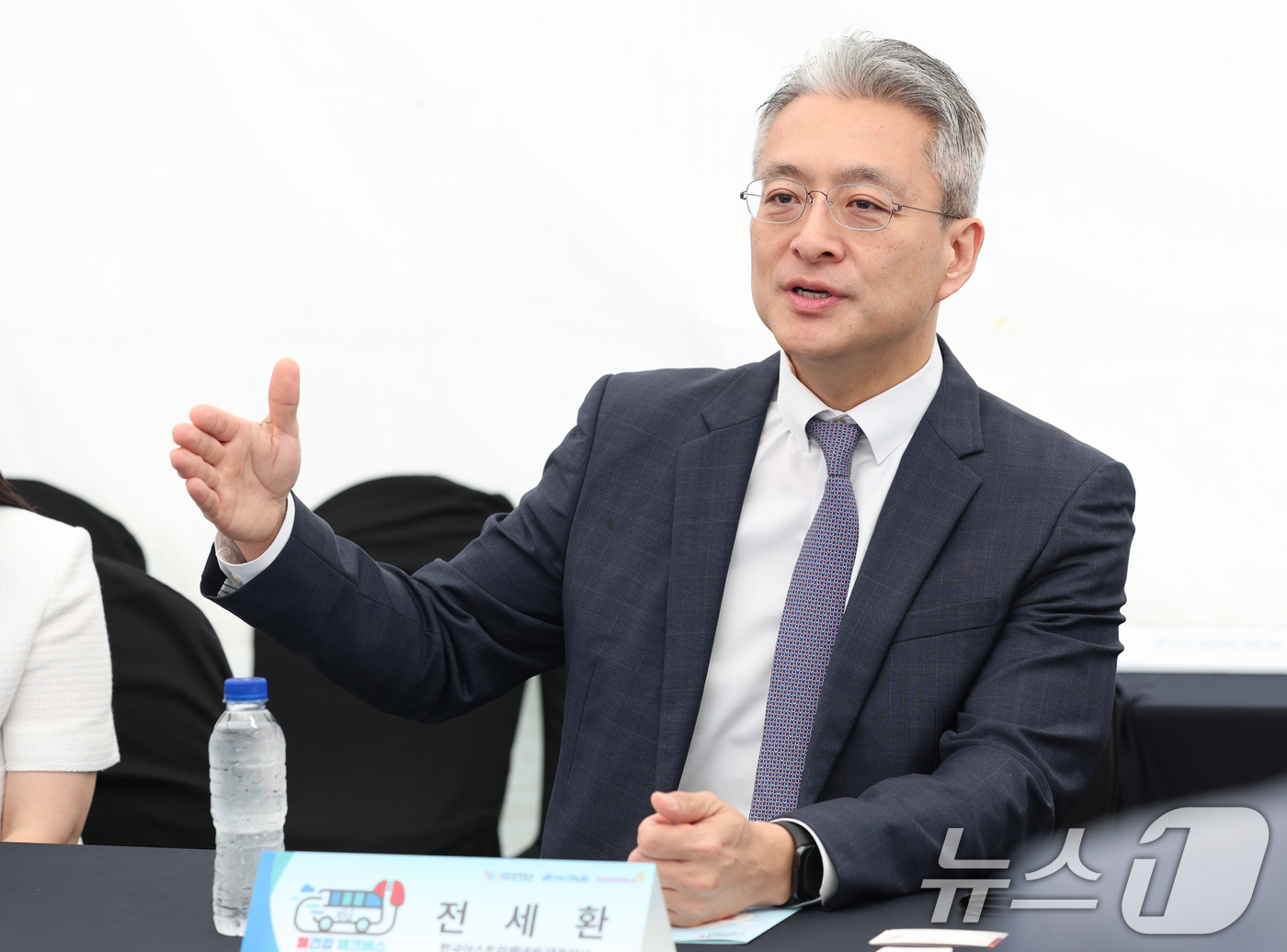 (서울=뉴스1) 권현진 기자 = 전세환 한국아스트라제네카 대표이사가 27일 오전 서울 강남구 코엑스 광장에서 열린 ’폐 건강 체크버스 캠페인‘ 출범식 및 업무 협약식에서 관계자와 …