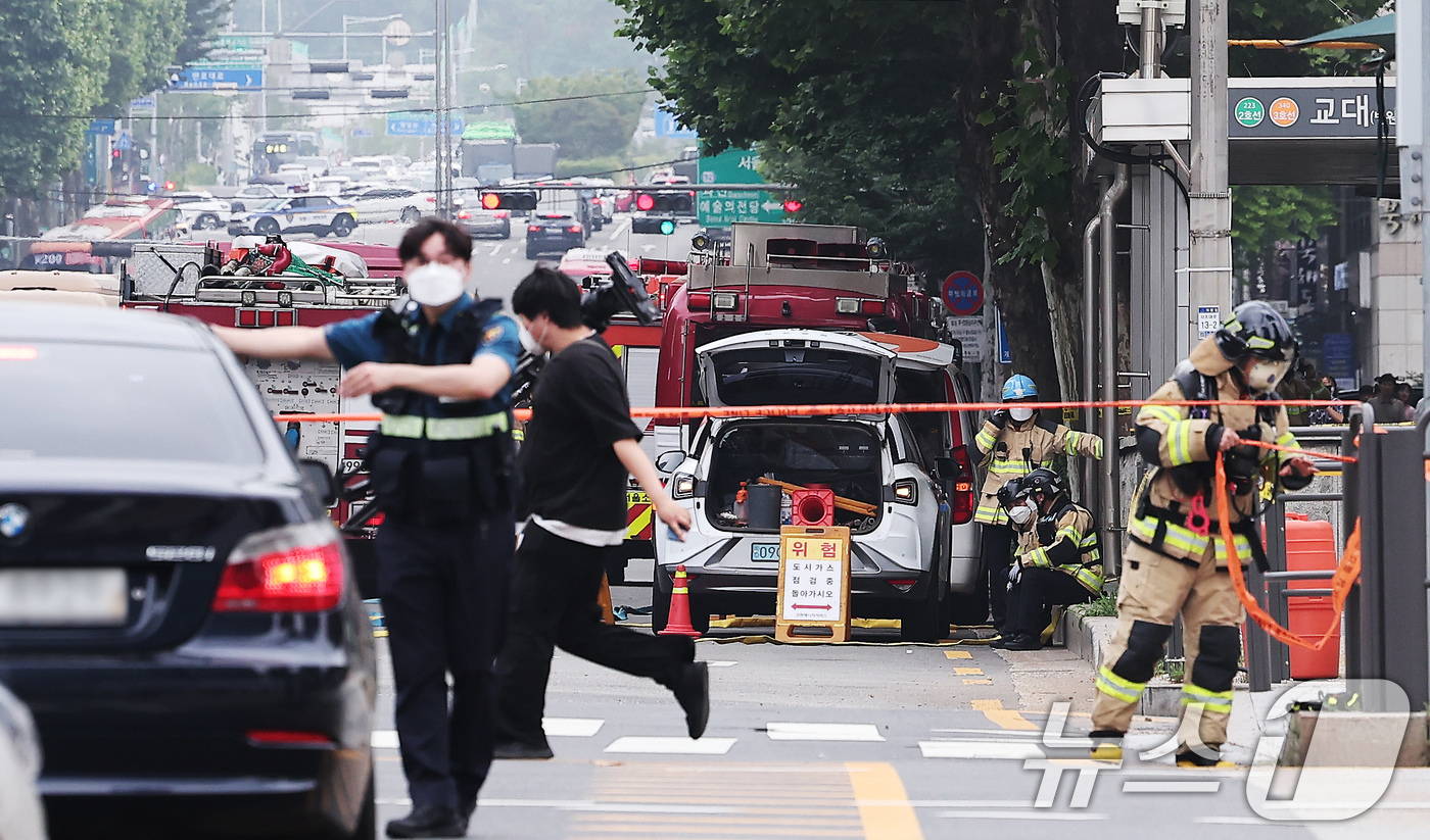 (서울=뉴스1) 김성진 기자 = 27일 오전 서울 서초구 지하철 2호선 교대역의 11번 출구 인근에서 도시가스가 유출되는 사고가 발생해 교대역 일대가 통제되고 있다. 서울지하철공사 …