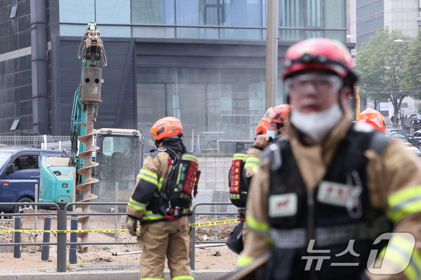 (서울=뉴스1) 김성진 기자 = 27일 오전 서울 서초구 지하철 2호선 교대역 일대에서 작업 중이던 굴착기가 도시가스 배관을 건드려 가스가 유출되는 사고가 발생했다. 서울지하철공사 …