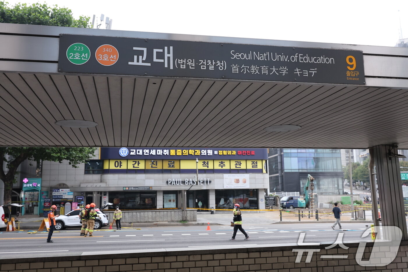 본문 이미지 - 27일 오전 서울 서초구 지하철 2호선 교대역 일대에서 작업 중이던 굴착기가 도시가스 배관을 건드려 가스가 유출되는 사고가 발생했다. 서울지하철공사는 사고 직후 교대역을 지나는 2·3호선 열차를 무정차 통과시키고 있다. 2025.6.27/뉴스1 ⓒ News1 김성진 기자