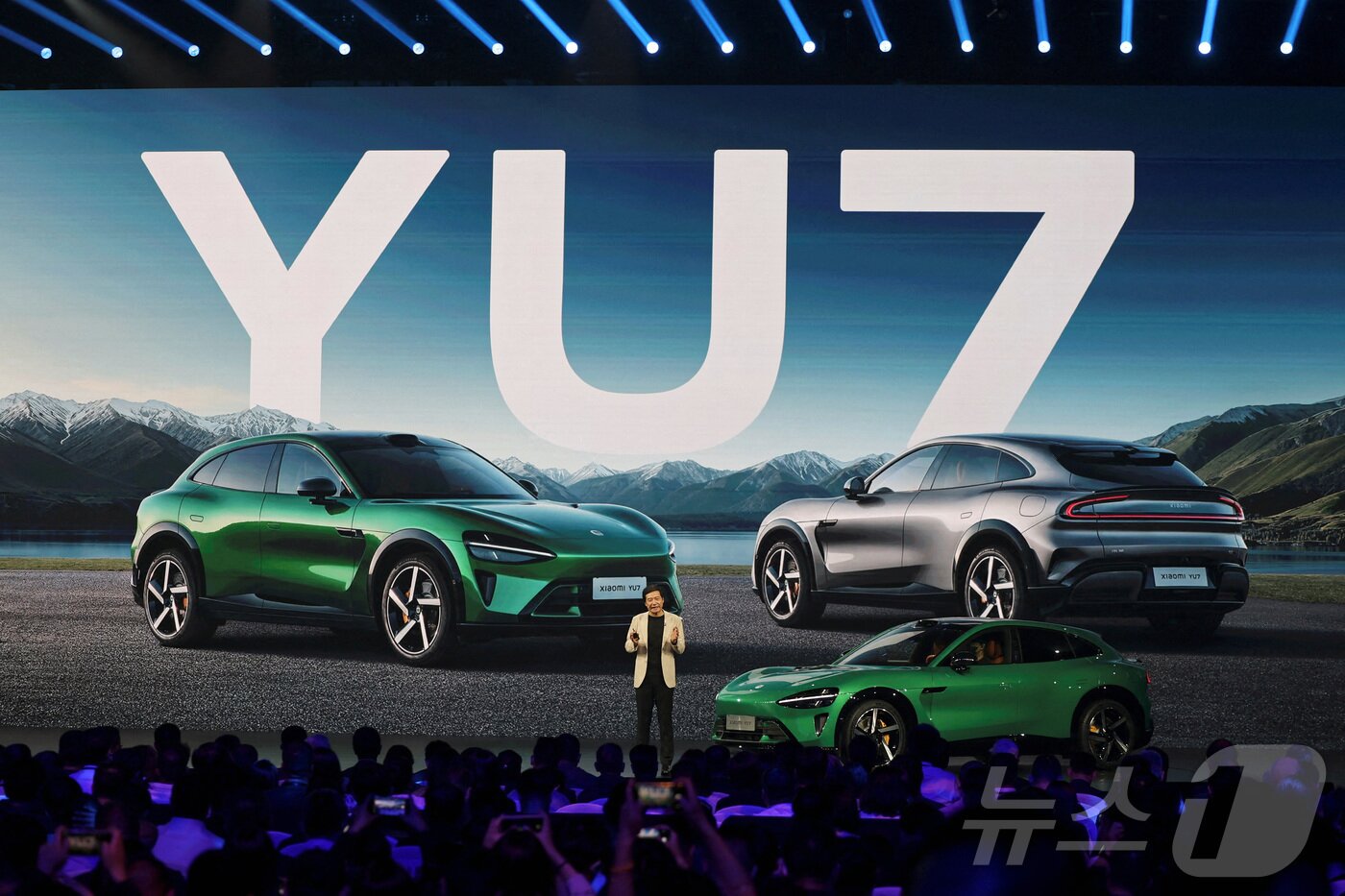 본문 이미지 - 레이 쥔 샤오미 최고경영자가 22일 베이징에서 첫 SUV 모델인 YU7을 소개하고 있다. ⓒ 로이터=뉴스1 ⓒ News1 박형기 기자