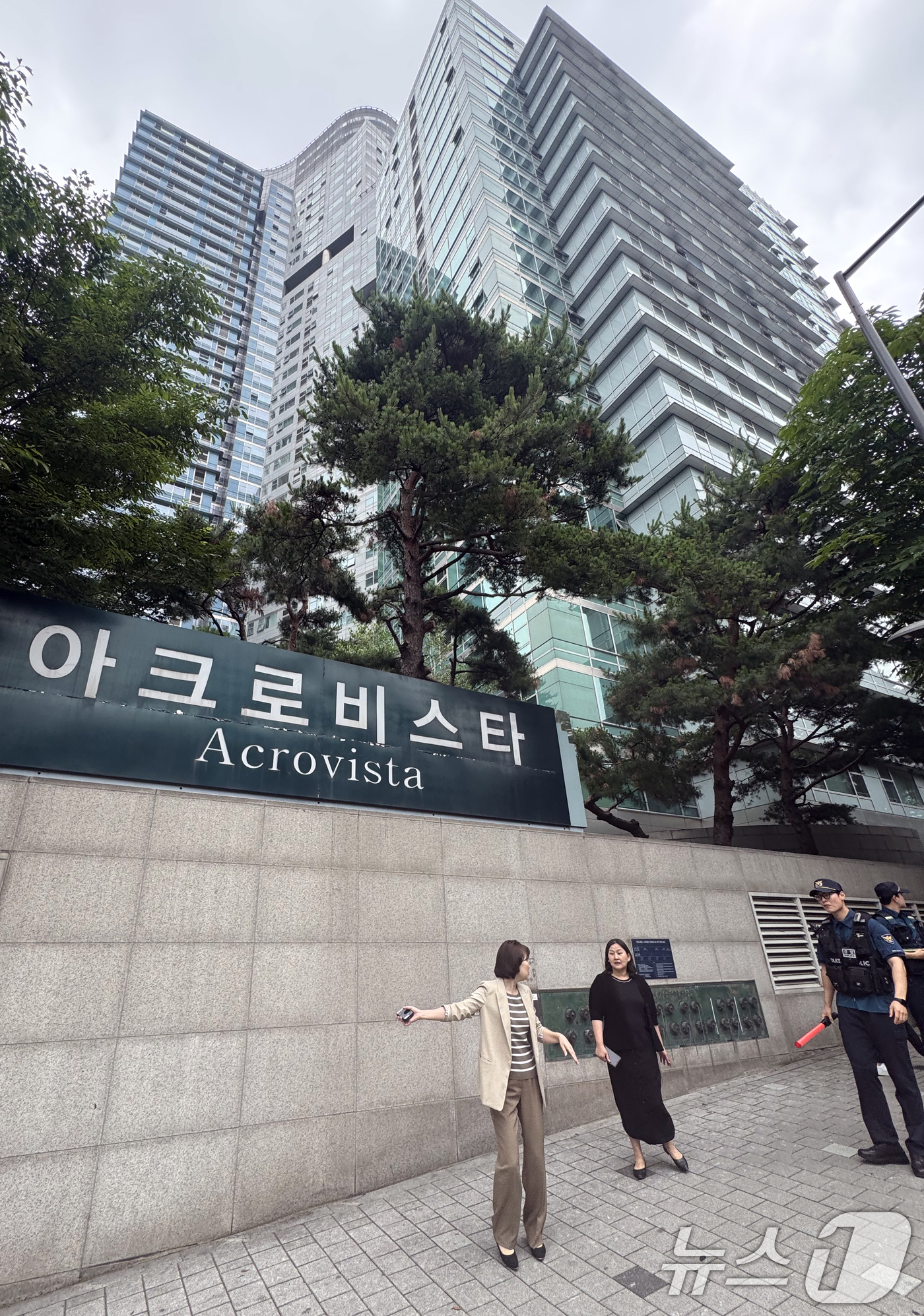 (서울=뉴스1) 김명섭 기자 = 민중기 특별검사팀의 수사를 앞둔 윤석열 전 대통령의 부인 김건희 여사가 27일 퇴원 수속 절차를 밟는 것으로 알려졌다.김 여사는 지난 16일 우울증 …