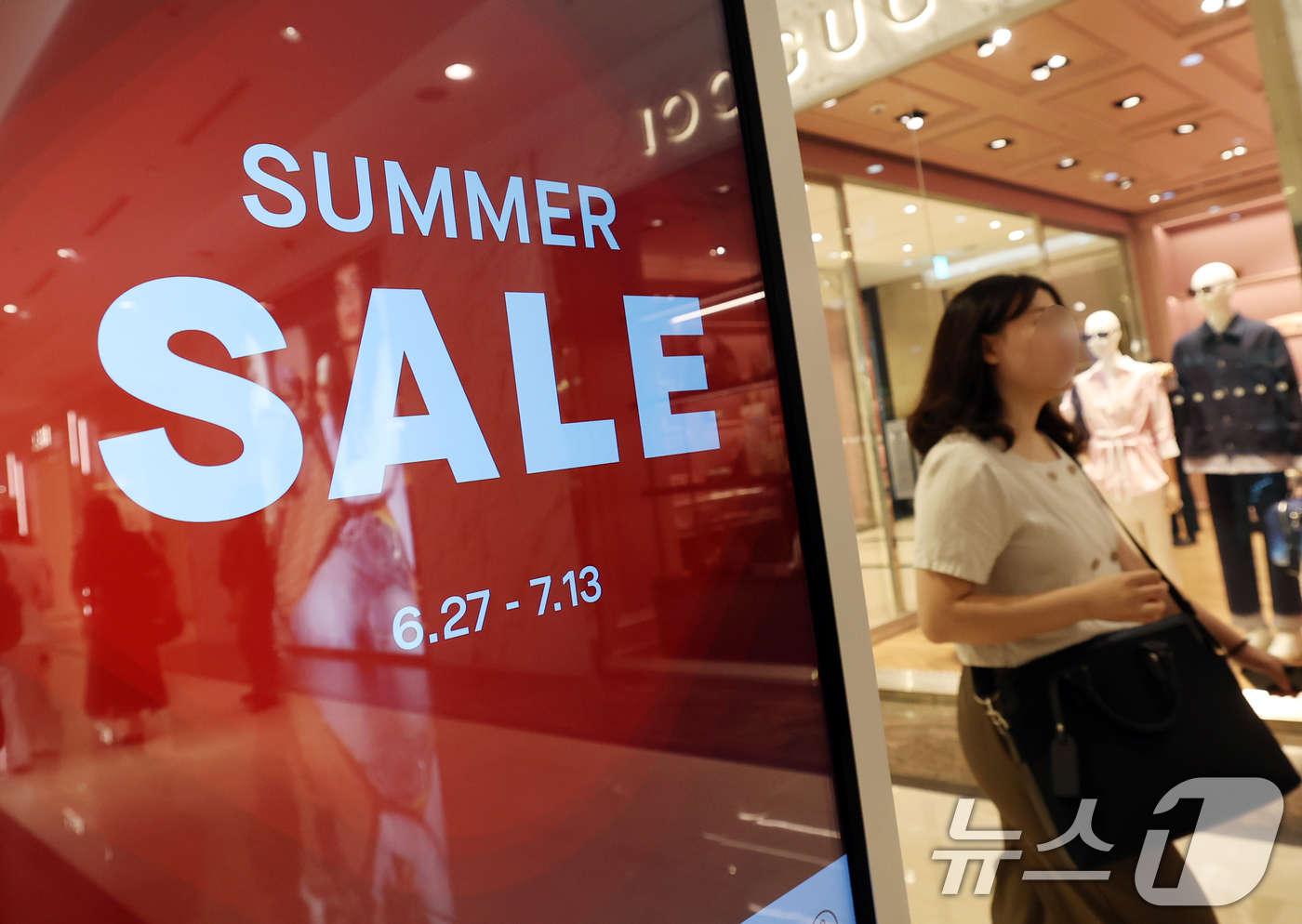 (서울=뉴스1) 오대일 기자 = 백화점 3사가 여름 휴가철을 앞두고 정기 세일에 돌입한 27일 오전 서울 중구 롯데백화점 본점에 세일 안내문이 붙어 있다.롯데백화점은 다음 달 13 …