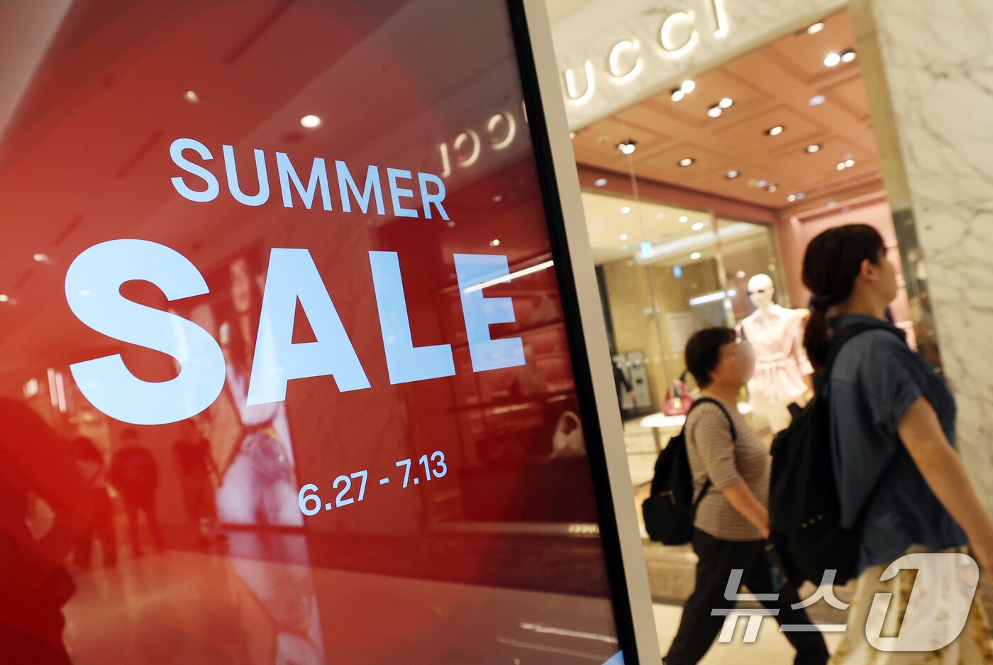 본문 이미지 - 27일 오전 서울 중구 롯데백화점 본점에 세일 안내문이 붙어 있다. 2025.6.27/뉴스1 ⓒ News1 오대일 기자