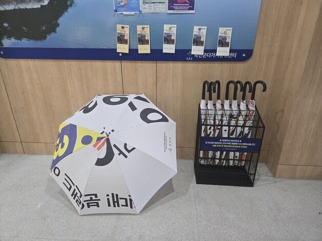 "버려진 현수막이 공용우산으로"…옥천군 재활용 사업 눈길