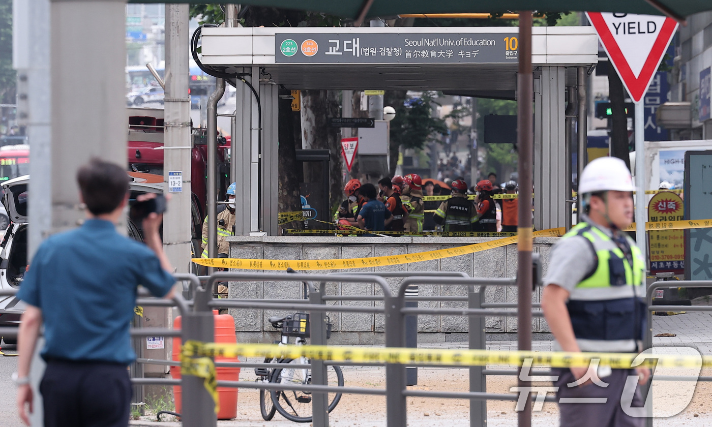 (서울=뉴스1) 김성진 기자 = 27일 서울 서초구 지하철 2호선 교대역에서 작업 중이던 굴착기가 도시가스 배관을 건드려 가스가 유출돼 일대가 교통통제 되고 있다.서울지하철공사는 …