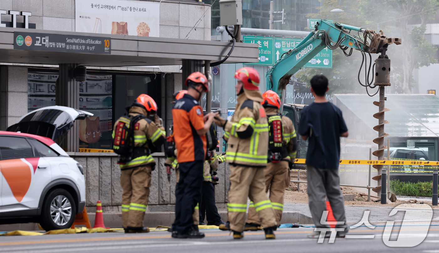 (서울=뉴스1) 김성진 기자 = 27일 서울 서초구 지하철 2호선 교대역에서 작업 중이던 굴착기가 도시가스 배관을 건드려 가스가 유출돼 일대가 교통통제 되고 있다.서울지하철공사는 …