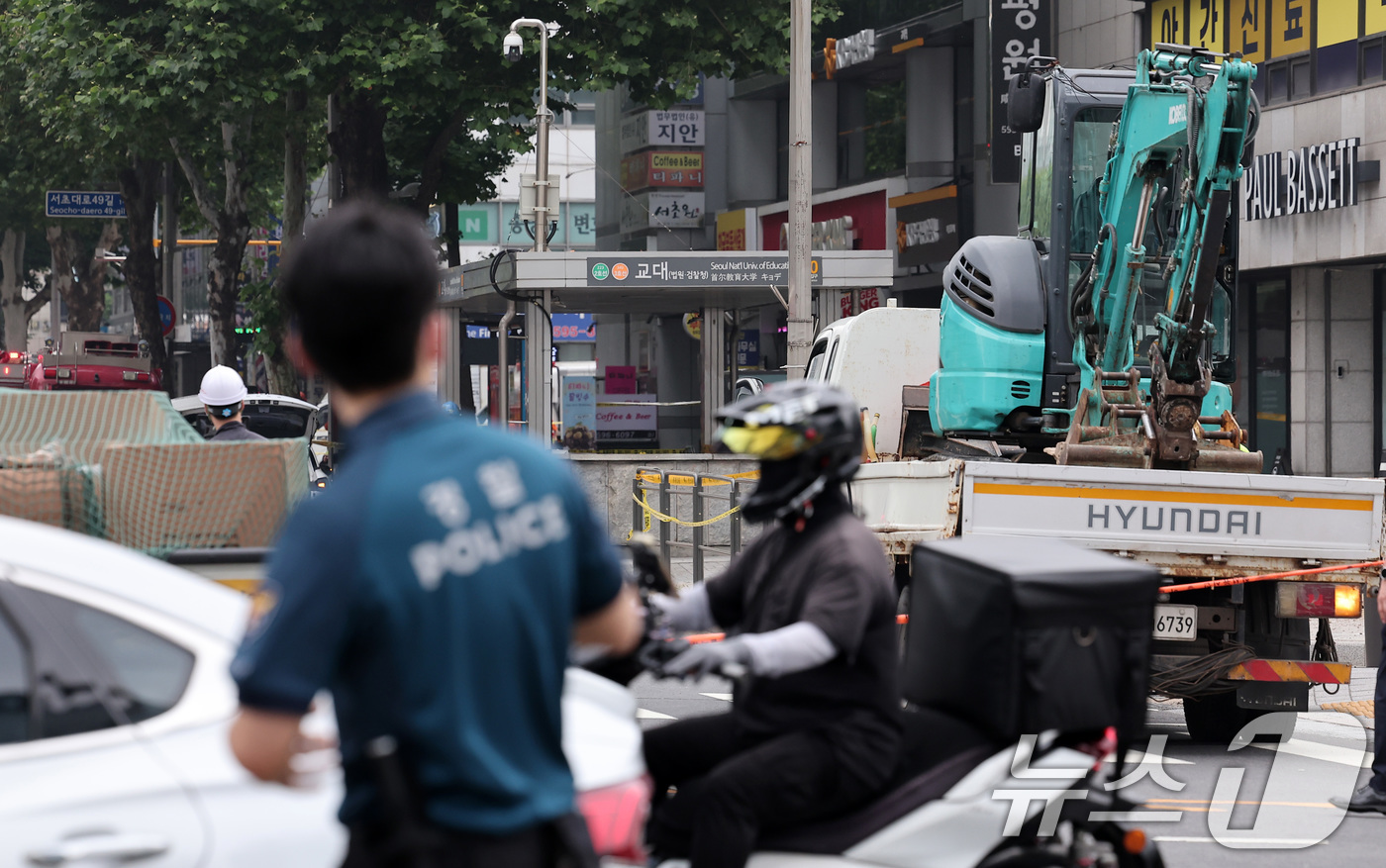 (서울=뉴스1) 김성진 기자 = 27일 서울 서초구 지하철 2호선 교대역에서 작업 중이던 굴착기가 도시가스 배관을 건드려 가스가 유출돼 일대가 교통통제 되고 있다.서울지하철공사는 …