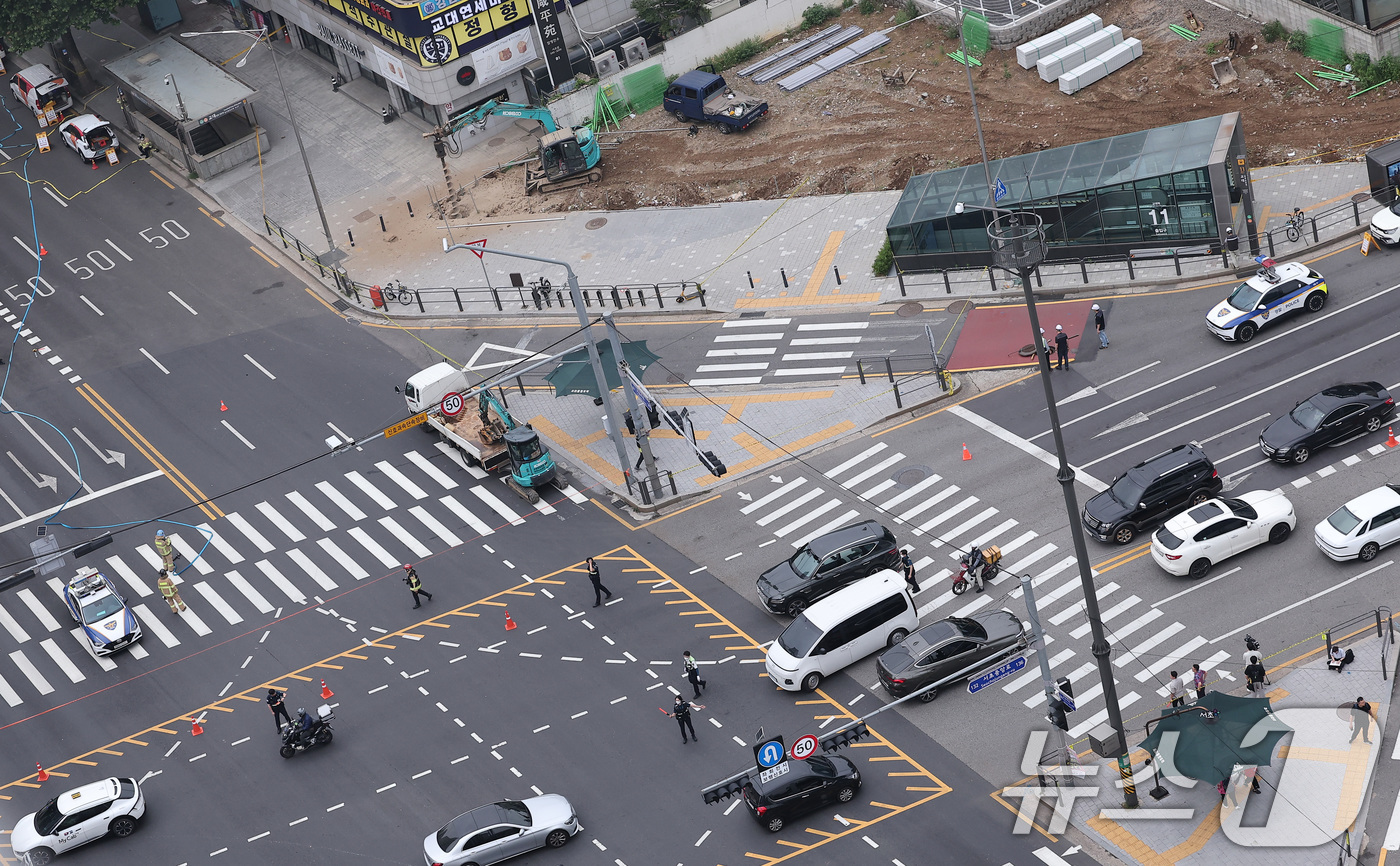 (서울=뉴스1) 김성진 기자 = 27일 서울 서초구 지하철 2호선 교대역에서 작업 중이던 굴착기가 도시가스 배관을 건드려 가스가 유출돼 일대가 교통통제 되고 있다.서울지하철공사는 …