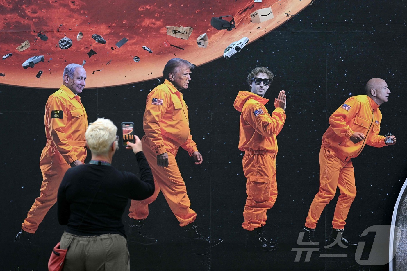 (필튼 AFP=뉴스1) 권영미 기자 = 25일(현지시간) 영국 남서부 서머싯주 필튼 마을에서 열린 음악축제 그래스톤베리 페스티벌 첫날, 한 참가자가 도널드 트럼프 미국 대통령과 베 …