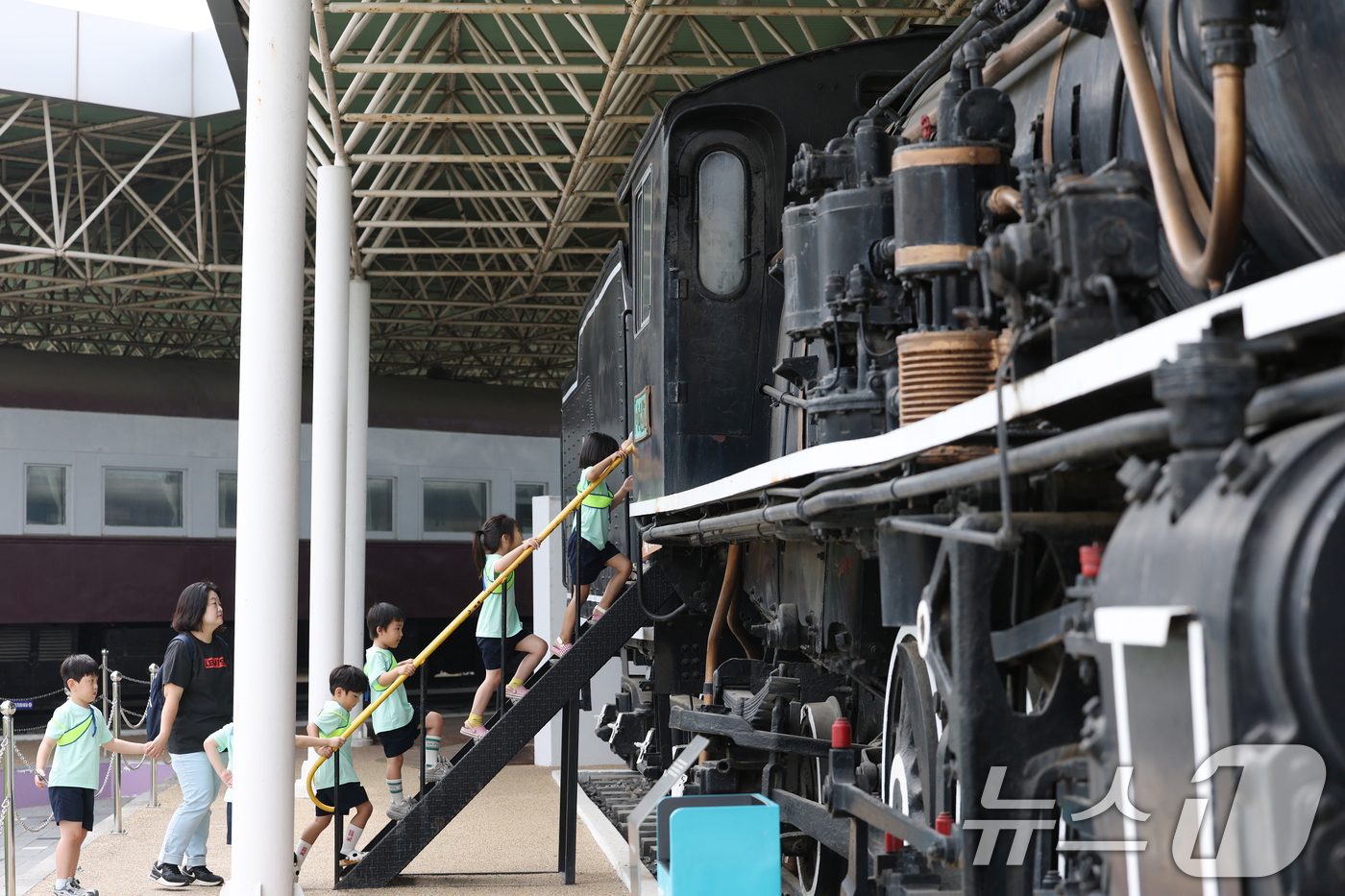 (의왕=뉴스1) 김영운 기자 = 철도의 날을 하루 앞둔 27일 경기 의왕시 철도박물관을 찾은 아이들이 다양한 체험을 하고 있다. 2025.6.27/뉴스1