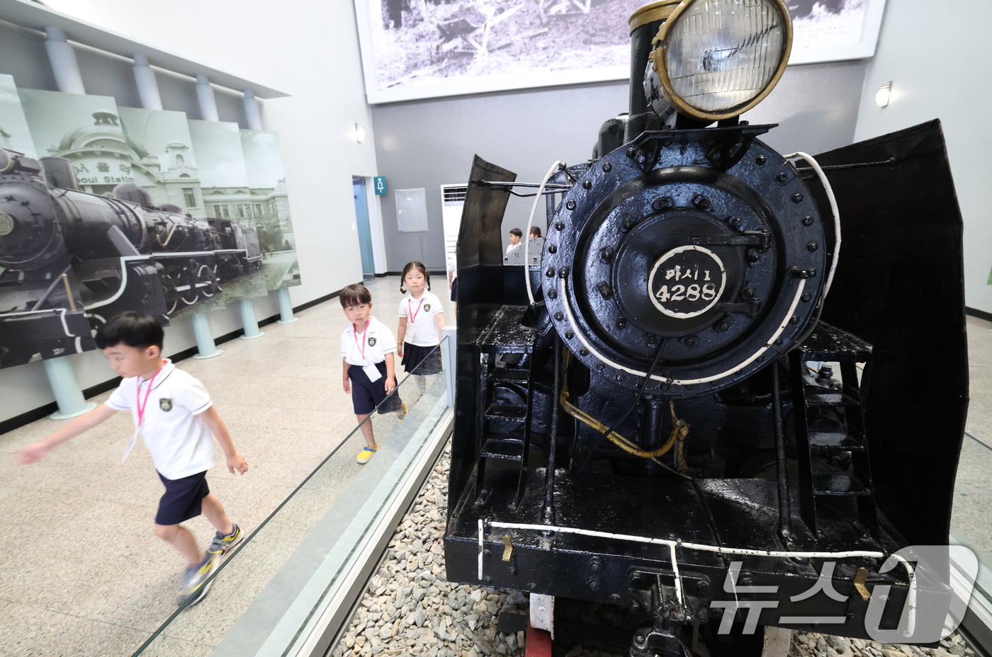 (의왕=뉴스1) 김영운 기자 = 철도의 날을 하루 앞둔 27일 경기 의왕시 철도박물관을 찾은 아이들이 기차 모형을 구경하고 있다. 2025.6.27/뉴스1
