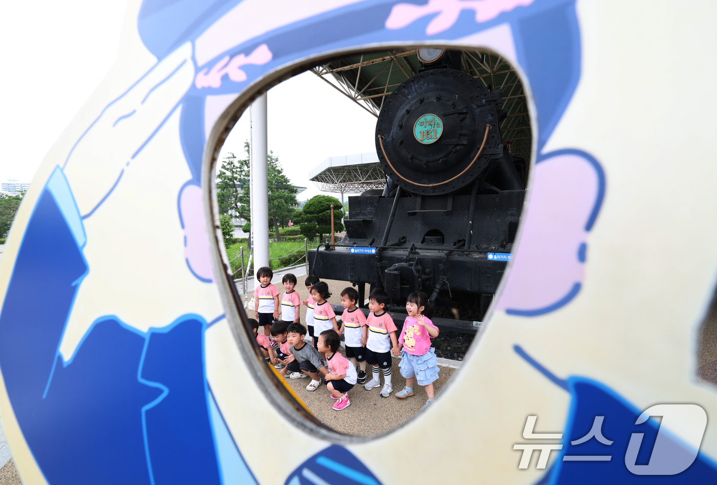 (의왕=뉴스1) 김영운 기자 = 철도의 날을 하루 앞둔 27일 경기 의왕시 철도박물관을 찾은 아이들이 기념촬영을 하고 있다. 2025.6.27/뉴스1