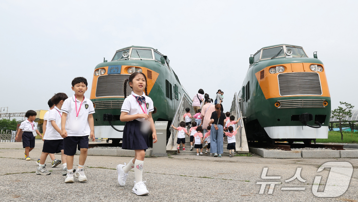 (의왕=뉴스1) 김영운 기자 = 철도의 날을 하루 앞둔 27일 경기 의왕시 철도박물관을 찾은 아이들이 다양한 체험을 하고 있다. 2025.6.27/뉴스1
