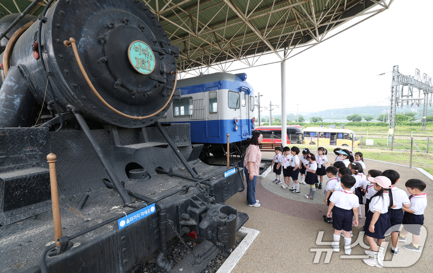 (의왕=뉴스1) 김영운 기자 = 철도의 날을 하루 앞둔 27일 경기 의왕시 철도박물관을 찾은 아이들이 다양한 체험을 하고 있다. 2025.6.27/뉴스1