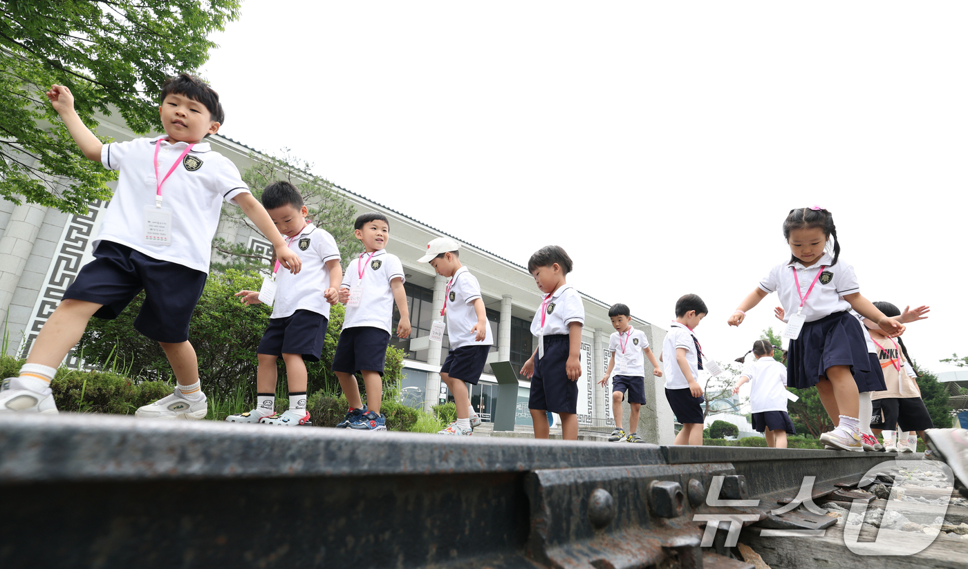 (의왕=뉴스1) 김영운 기자 = 철도의 날을 하루 앞둔 27일 경기 의왕시 철도박물관을 찾은 아이들이 철길 위를 걷고 있다. 2025.6.27/뉴스1