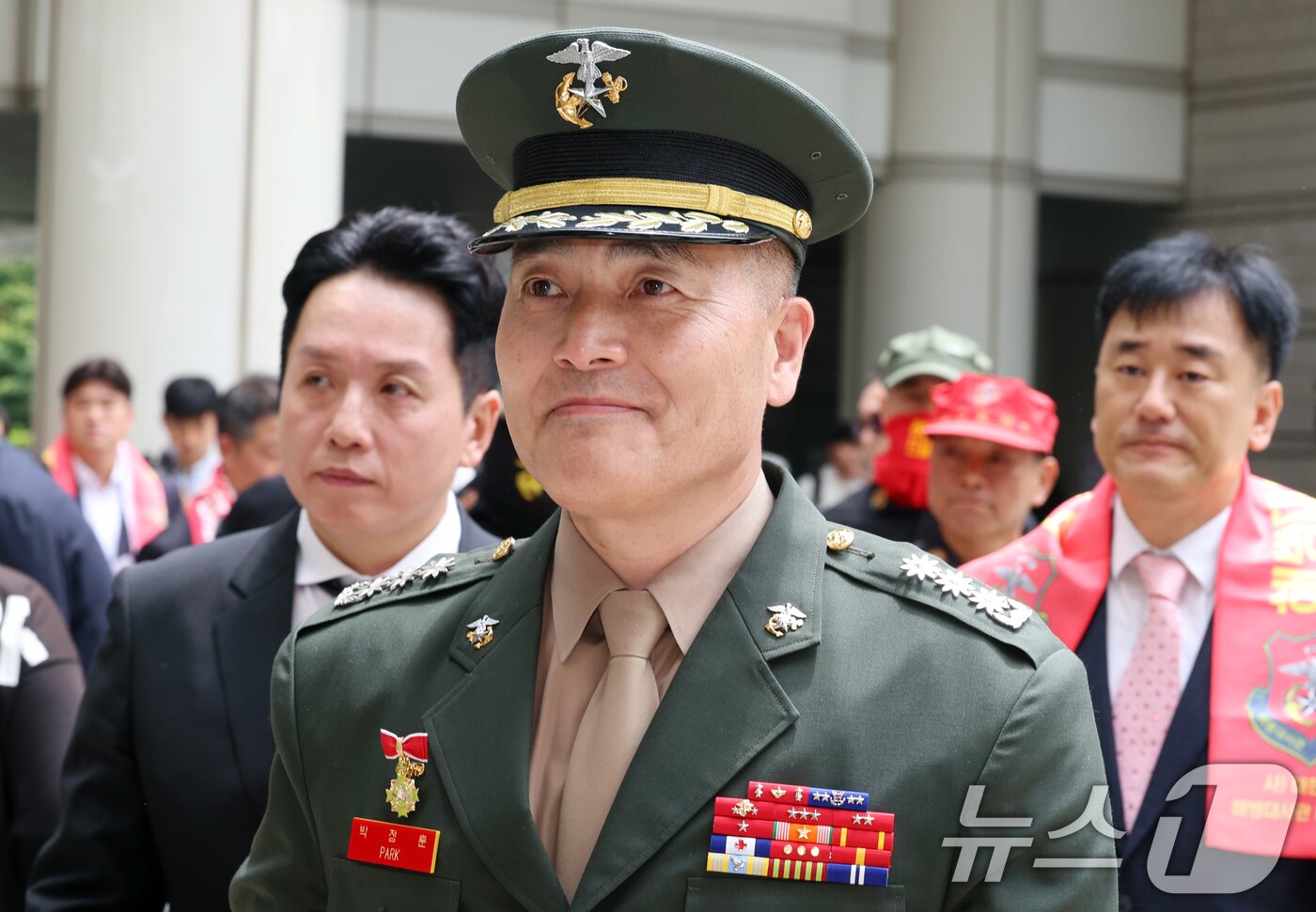 본문 이미지 - 박정훈 대령이 27일 오후 서울 서초구 고등법원에서 열린 상관명예훼손 등 2심 공판에 출석하고 있다. 2025.6.27/뉴스1 ⓒ News1 김명섭 기자