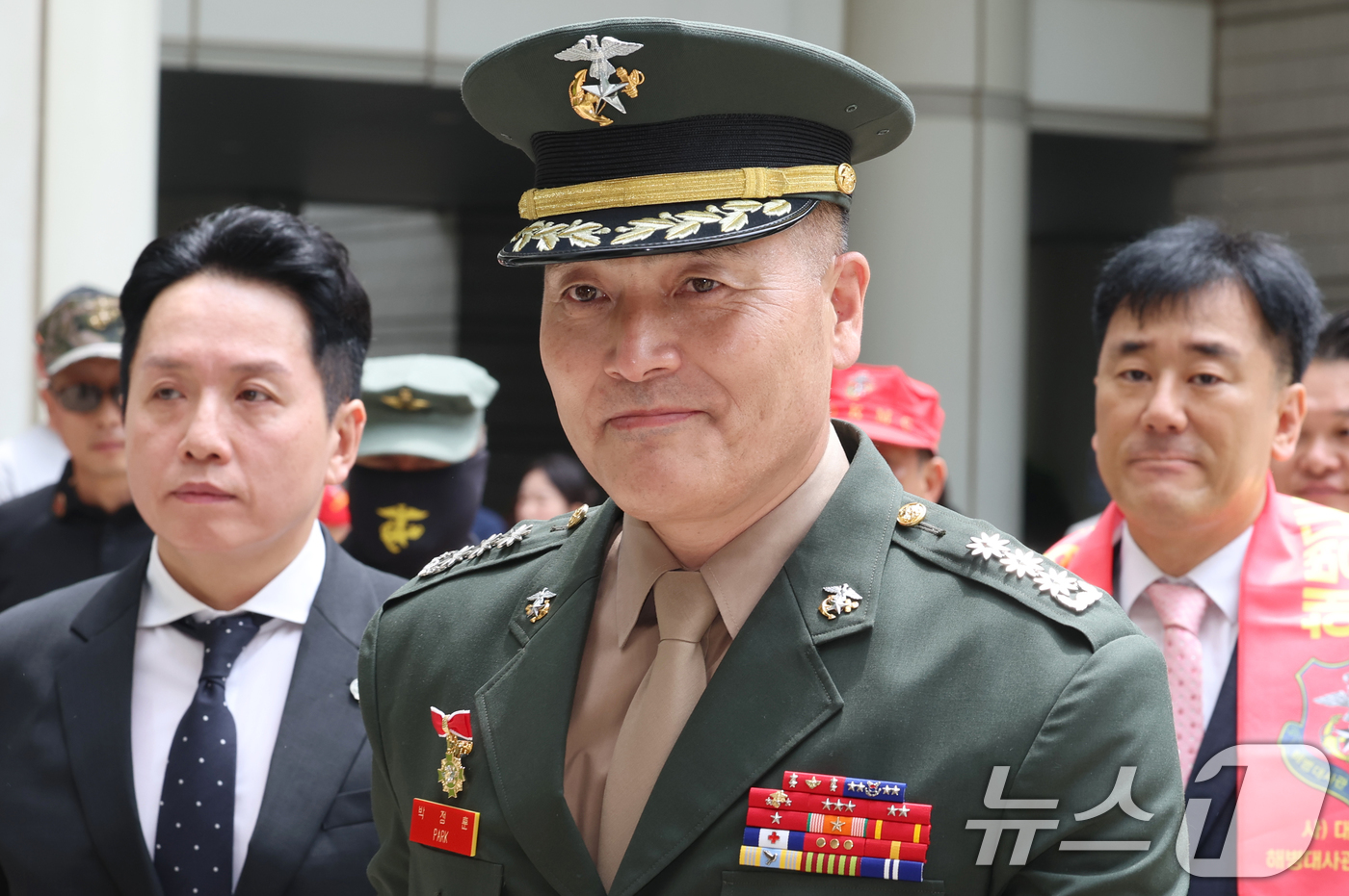 (서울=뉴스1) 김명섭 기자 = 박정훈 대령이 27일 오후 서울 서초구 고등법원에서 열린 상관명예훼손 등 2심 공판에 출석하고 있다.해병대 수사단장이던 박 대령은 2023년 7월 …