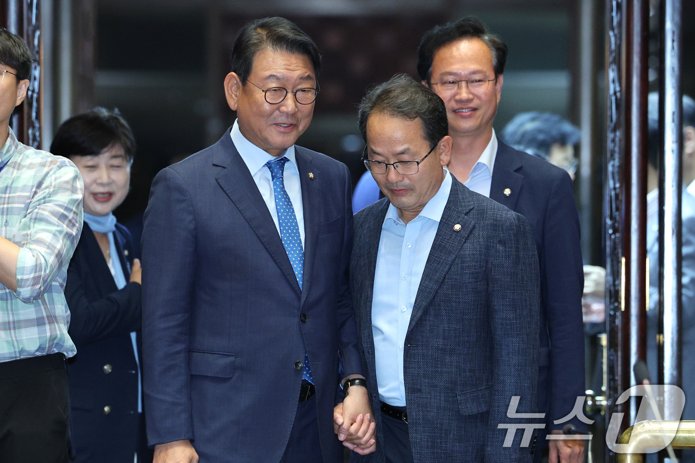 (서울=뉴스1) 신웅수 기자 = 김교흥 더불어민주당 의원(왼쪽)이 27일 오후 서울 여의도 국회에서 열린 민주당 의원총회에서 의원들과 인사하고 있다. 2025.6.27/뉴스1