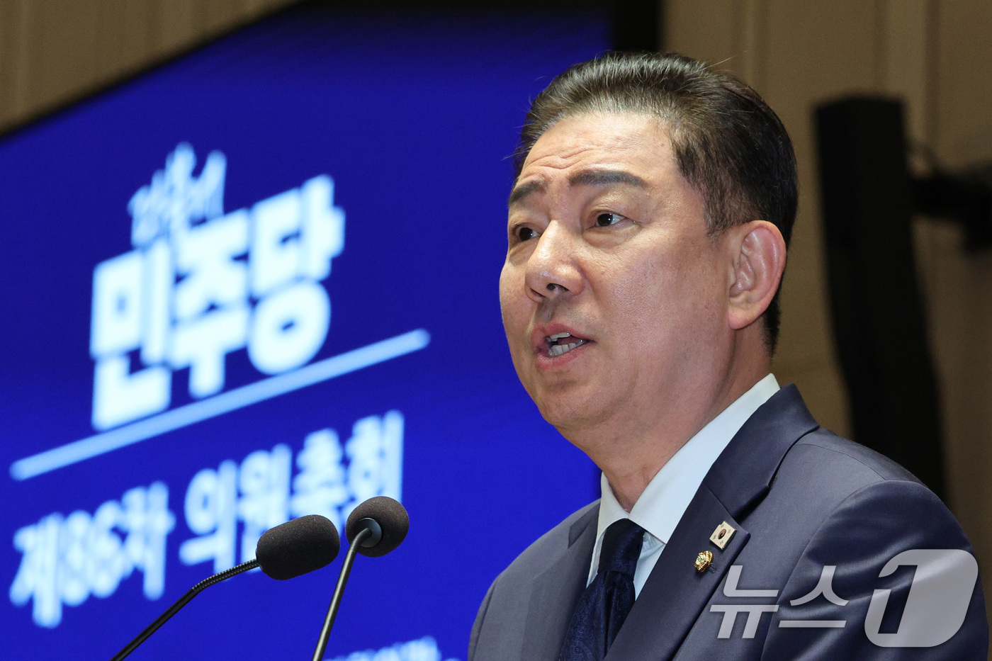 (서울=뉴스1) 신웅수 기자 = 김병기 더불어민주당 대표 직무대행 겸 원내대표가 27일 오후 서울 여의도 국회에서 열린 민주당 의원총회에서 인사말을 하고 있다. 2025.6.27/ …