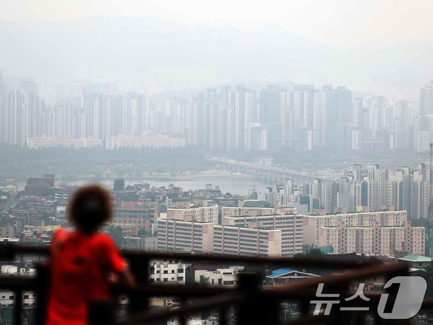 (서울=뉴스1) 황기선 기자 = 금융위원회는 27일 관계부처와 함께 '긴급 가계부채 점검회의'를 열고 오는 28일부터 수도권·규제 지역 내 주택 구입 목적의 주택담보대출(주담대) …