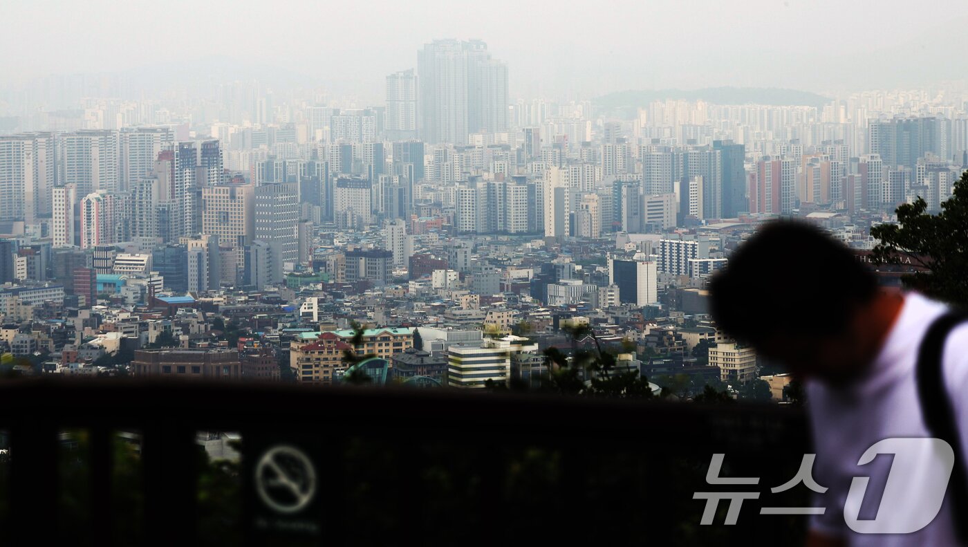 본문 이미지 - 금융위원회는 27일 관계부처와 함께 &#39;긴급 가계부채 점검회의&#39;를 열고 오는 28일부터 수도권·규제 지역 내 주택 구입 목적의 주택담보대출&#40;주담대&#41; 최대한도를 6억 원으로 제한한다고 밝혔다. 사진은 이날 서울시내 아파트의 모습. 2025.6.27/뉴스1 ⓒ News1 황기선 기자