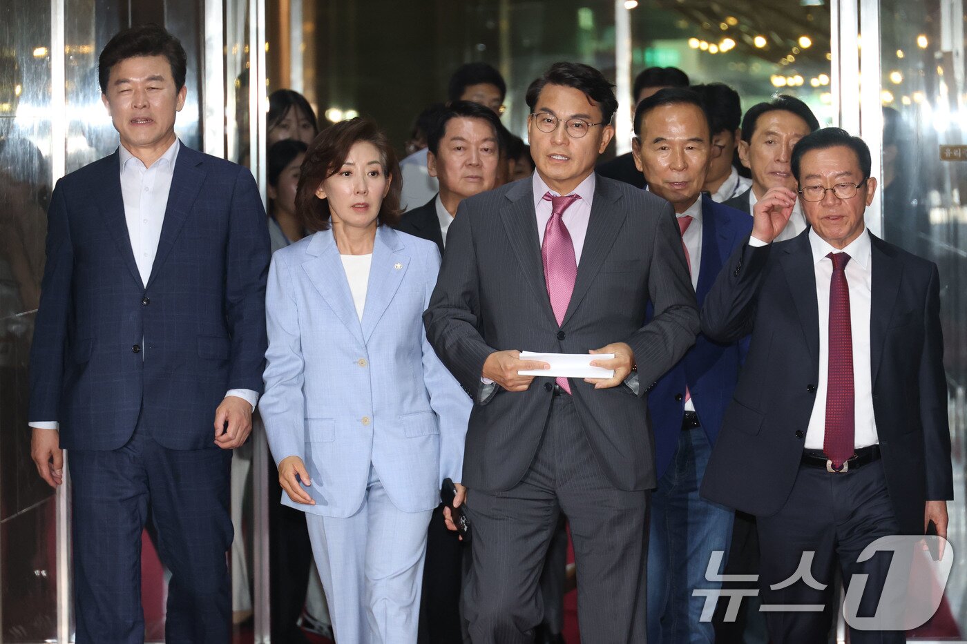 본문 이미지 - 나경원,윤상현 등 국민의힘 중진의원들이 27일 오후 서울 여의도 국회에서 현재 공석인 상임위원장 선출을 위한 본회의를 앞두고 국회의장실을 방문하고 있다. 2025.6.27/뉴스1 ⓒ News1 이광호 기자
