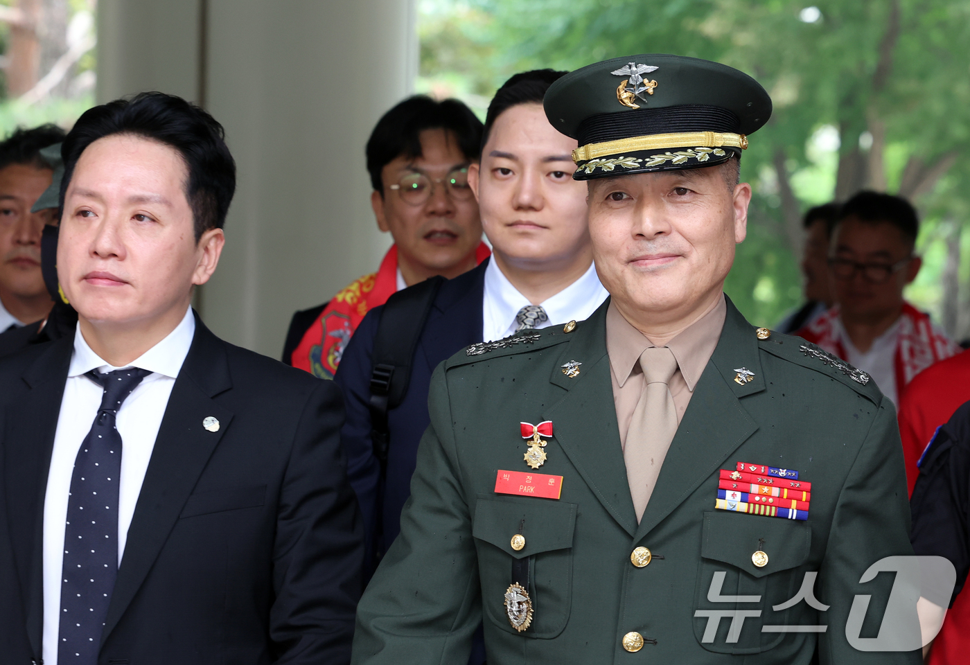 (서울=뉴스1) 김명섭 기자 = 박정훈 대령이 27일 오후 서울 서초구 고등법원에서 열린 상관명예훼손 등 2심 공판에 출석하고 있다.해병대 수사단장이던 박 대령은 2023년 7월 …