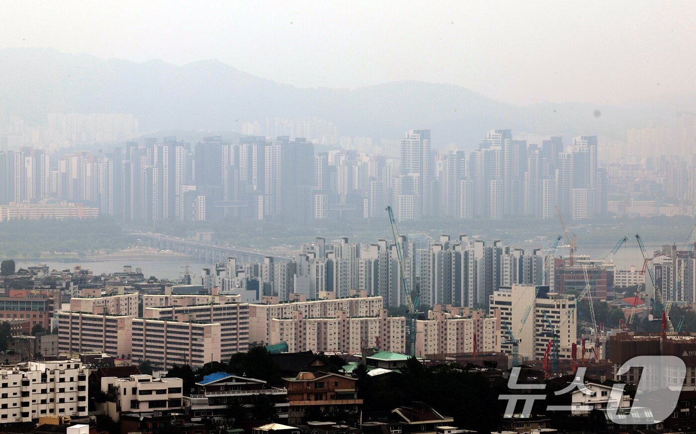 본문 이미지 - 금융위원회는 27일 관계부처와 함께 &#39;긴급 가계부채 점검회의&#39;를 열고 오는 28일부터 수도권·규제 지역 내 주택 구입 목적의 주택담보대출&#40;주담대&#41; 최대한도를 6억 원으로 제한한다고 밝혔다. 사진은 이날 서울시내 아파트의 모습. 2025.6.27/뉴스1 ⓒ News1 황기선 기자