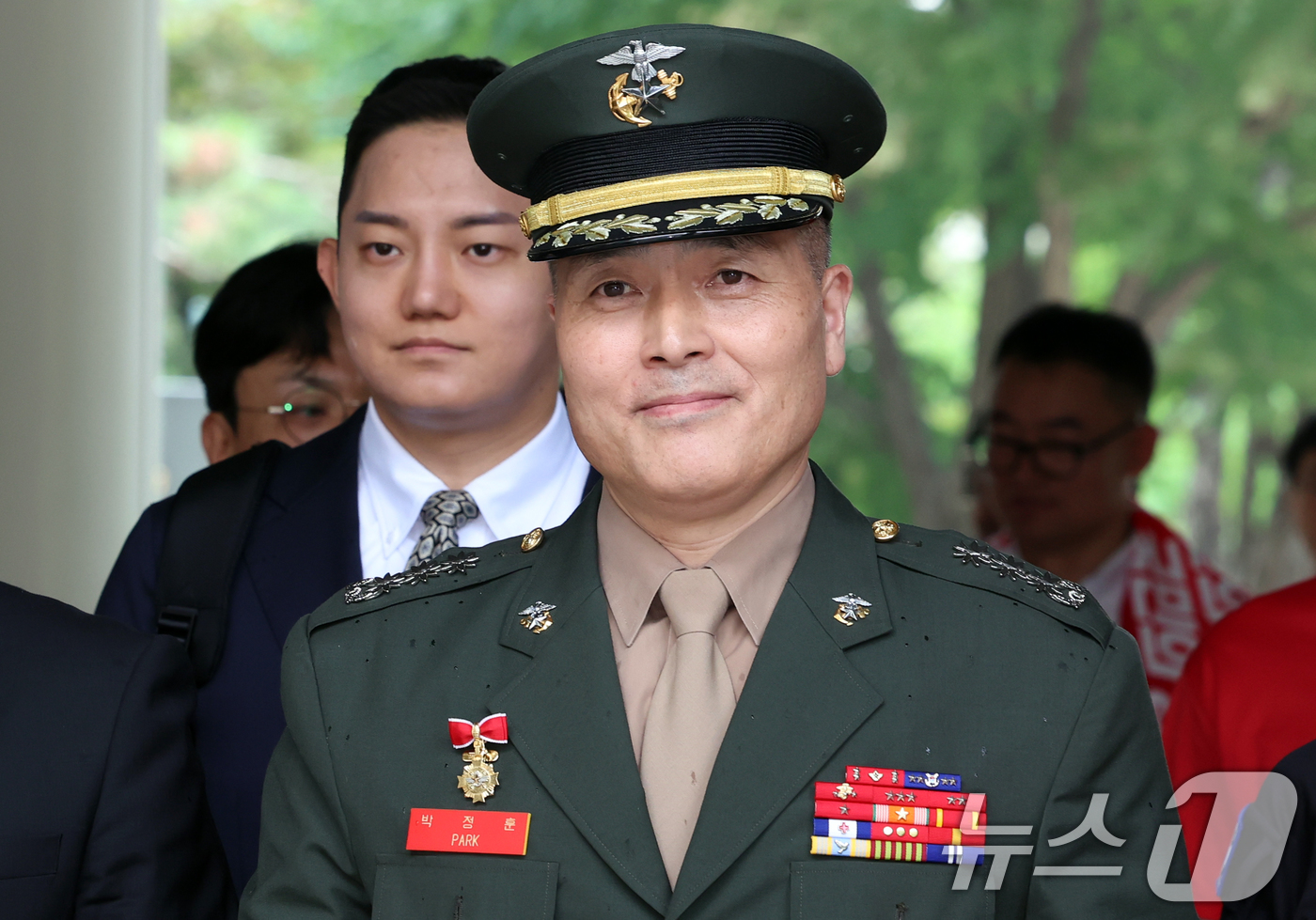 (서울=뉴스1) 김명섭 기자 = 박정훈 대령이 27일 오후 서울 서초구 고등법원에서 열린 상관명예훼손 등 2심 공판에 출석하고 있다.해병대 수사단장이던 박 대령은 2023년 7월 …