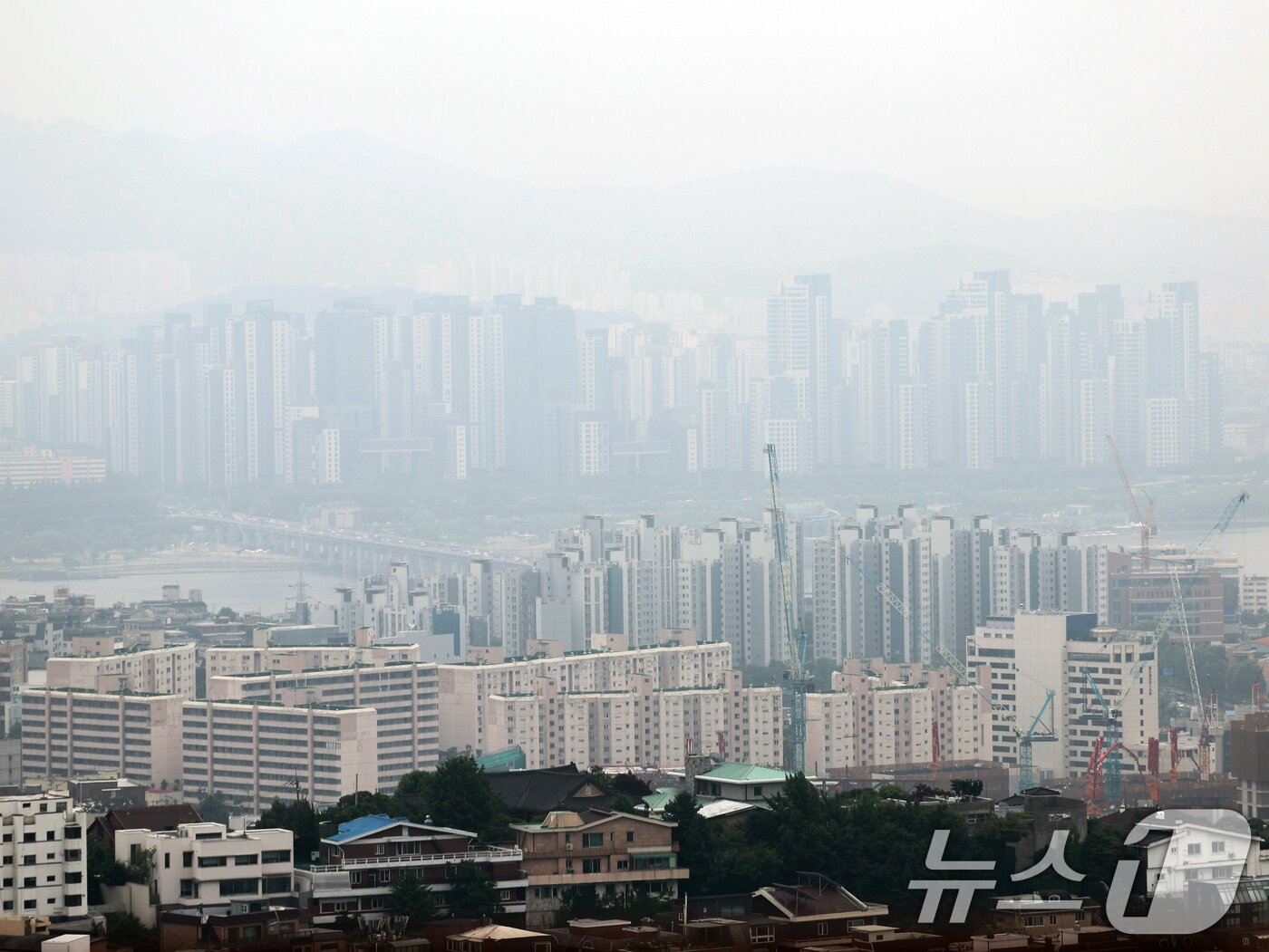 본문 이미지 - 금융위원회는 27일 관계부처와 함께 &#39;긴급 가계부채 점검회의&#39;를 열고 오는 28일부터 수도권·규제 지역 내 주택 구입 목적의 주택담보대출&#40;주담대&#41; 최대한도를 6억 원으로 제한한다고 밝혔다.  사진은 이날 서울시내 아파트의 모습. 2025.6.27/뉴스1 ⓒ News1 황기선 기자