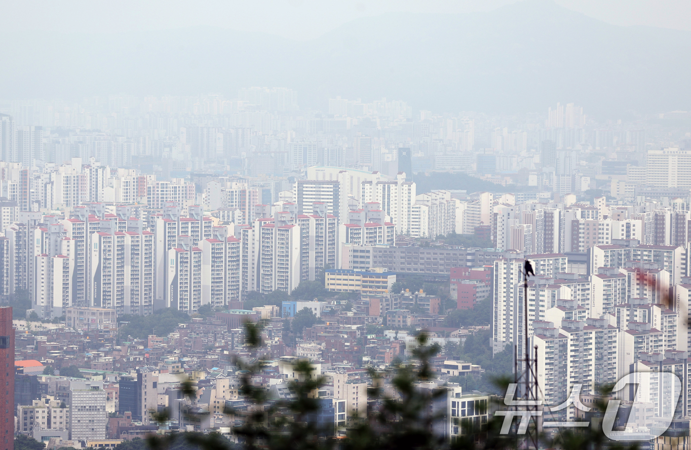 (서울=뉴스1) 황기선 기자 = 금융위원회는 27일 관계부처와 함께 '긴급 가계부채 점검회의'를 열고 오는 28일부터 수도권·규제 지역 내 주택 구입 목적의 주택담보대출(주담대) …