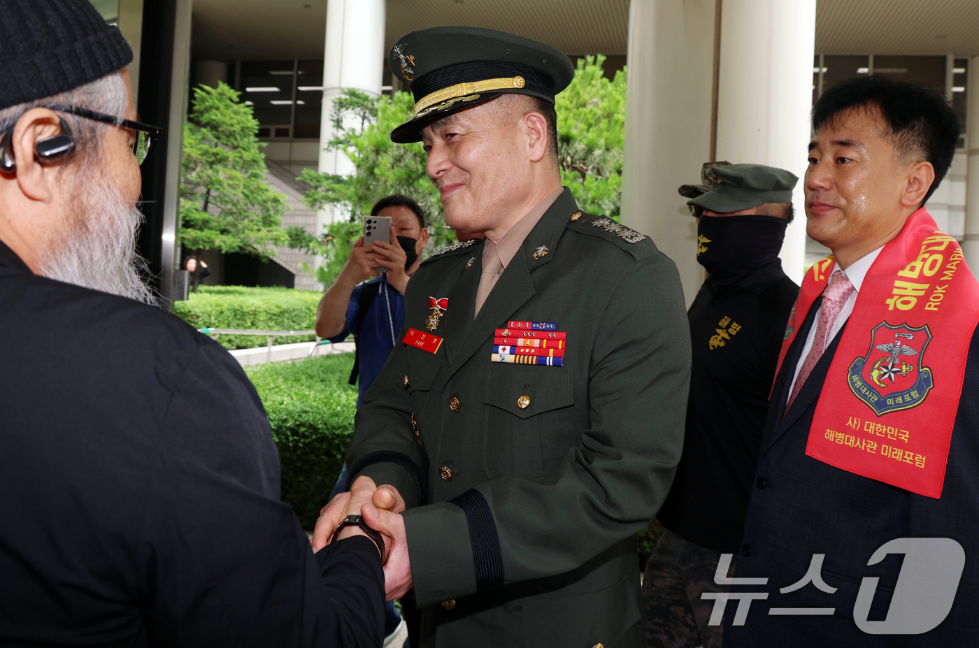 (서울=뉴스1) 김명섭 기자 = 박정훈 대령이 27일 오후 서울 서초구 고등법원에서 열린 상관명예훼손 등 2심 공판에 출석하며 지지자와 인사를 하 있다.해병대 수사단장이던 박 대령 …