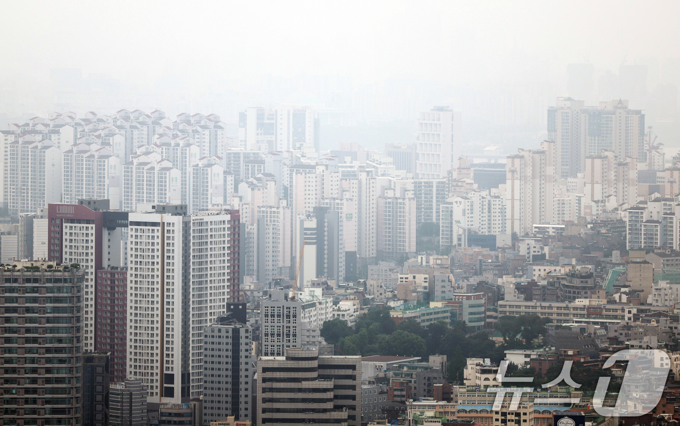 (서울=뉴스1) 황기선 기자 = 금융위원회는 27일 관계부처와 함께 '긴급 가계부채 점검회의'를 열고 오는 28일부터 수도권·규제 지역 내 주택 구입 목적의 주택담보대출(주담대) …