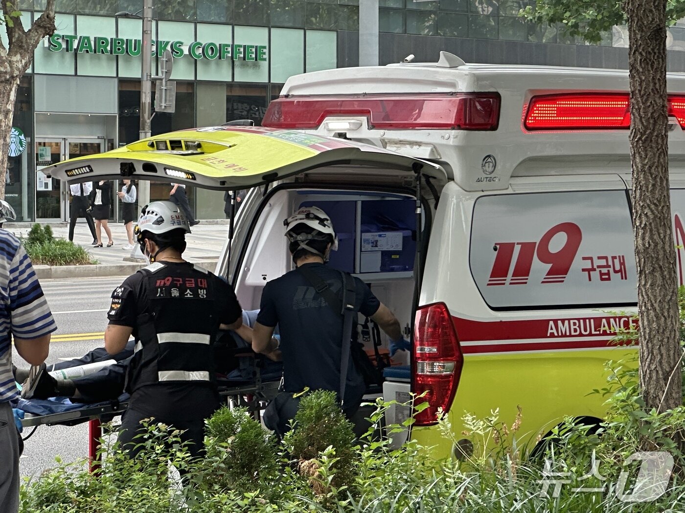 본문 이미지 - 27일 오후 가스 유출 사고가 발생한 교대역 11번 출구 인근에서 한 시민이 들것에 실려 이송되는 모습. ⓒ 뉴스1 강서연 기자