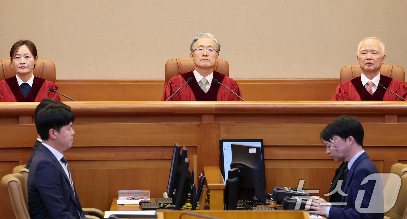 (서울=뉴스1) 오대일 기자 = 김형두 헌법재판소장 권한대행과 헌법재판관들이 27일 오후 서울 종로구 헌법재판소 대심판정에서 열린 6월 심판사건 선고에 참석해 자리하고 있다. 20 …