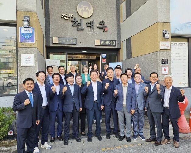 전북 찾은 정청래 "민생 목소리, 국회·정부에 정확히 전달할 것"