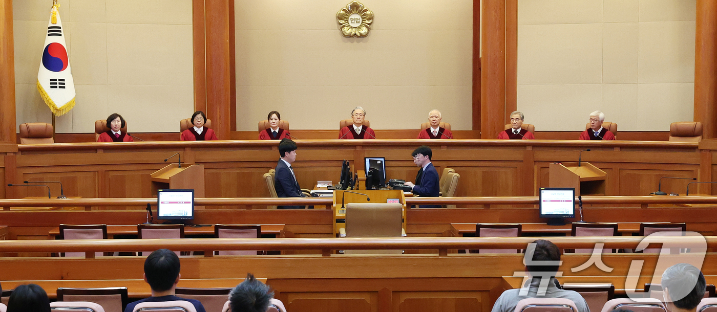 (서울=뉴스1) 오대일 기자 = 김형두 헌법재판소장 권한대행과 헌법재판관들이 27일 오후 서울 종로구 헌법재판소 대심판정에서 열린 6월 심판사건 선고에 참석해 자리하고 있다.지난 …