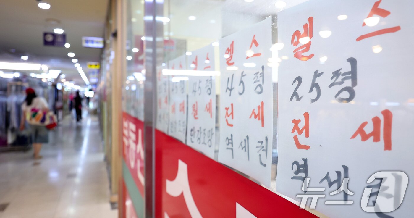 본문 이미지 - 정부가 수도권·규제지역 내 주택담보대출&#40;주담대&#41; 한도를 6억 원으로 제한하는 새로운 대출 규제를 실시한다. 또한 수도권에서 주택담보대출을 받고 집을 사면 6달 안에 해당 주택에 전입해야 한다.  사진은 이날 서울 시내 한 공인중개사에 게시된 아파트 매매 및 전월세 매물 시세. 2025.6.27/뉴스1 ⓒ News1 김성진 기자