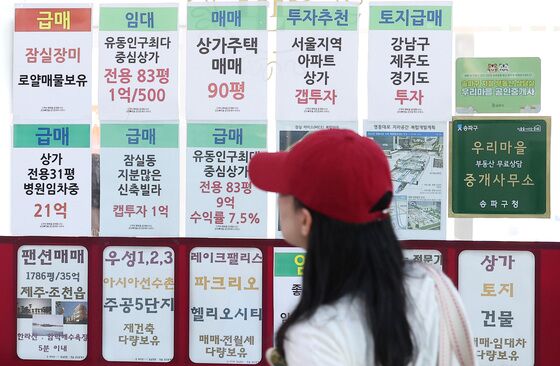 생활비 30% 빚 갚는 데 쓰는 한국인…고강도 대출규제 이유였다