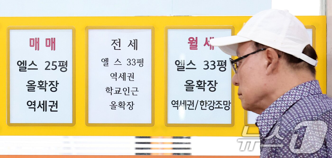 본문 이미지 - 정부가 수도권·규제지역 내 주택담보대출&#40;주담대&#41; 한도를 6억 원으로 제한하는 새로운 대출 규제를 실시한다. 또한 수도권에서 주택담보대출을 받고 집을 사면 6달 안에 해당 주택에 전입해야 한다. 사진은 이날 서울 시내 한 공인중개사에 게시된 아파트 매매 및 전월세 매물 시세. 2025.6.27/뉴스1 ⓒ News1 김성진 기자
