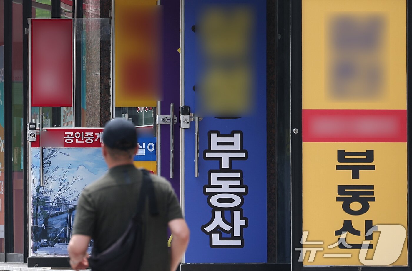 본문 이미지 - 정부가 수도권·규제지역 내 주택담보대출&#40;주담대&#41; 한도를 6억 원으로 제한하는 새로운 대출 규제를 실시한다.사진은 이날 서울 시내 공인중개사 밀집 지역. 2025.6.27/뉴스1 ⓒ News1 김성진 기자