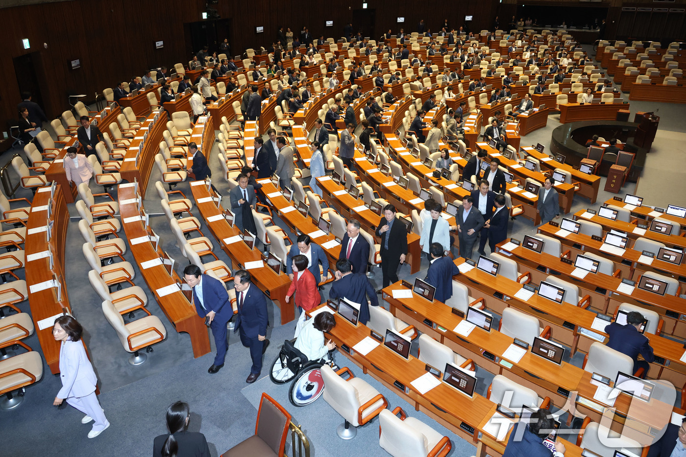 (서울=뉴스1) 이광호 기자 = 국민의힘 의원들이 27일 오후 서울 여의도 국회에서 현재 공석인 상임위원장 선출을 위한 본회의 개의를 앞두고 본회의장을 나가고 있다.  2025.6 …