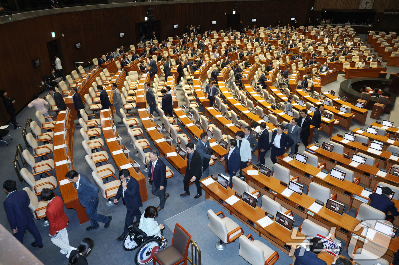 (서울=뉴스1) 이광호 기자 = 국민의힘 의원들이 27일 오후 서울 여의도 국회에서 현재 공석인 상임위원장 선출을 위한 본회의 개의를 앞두고 본회의장을 나가고 있다.  2025.6 …