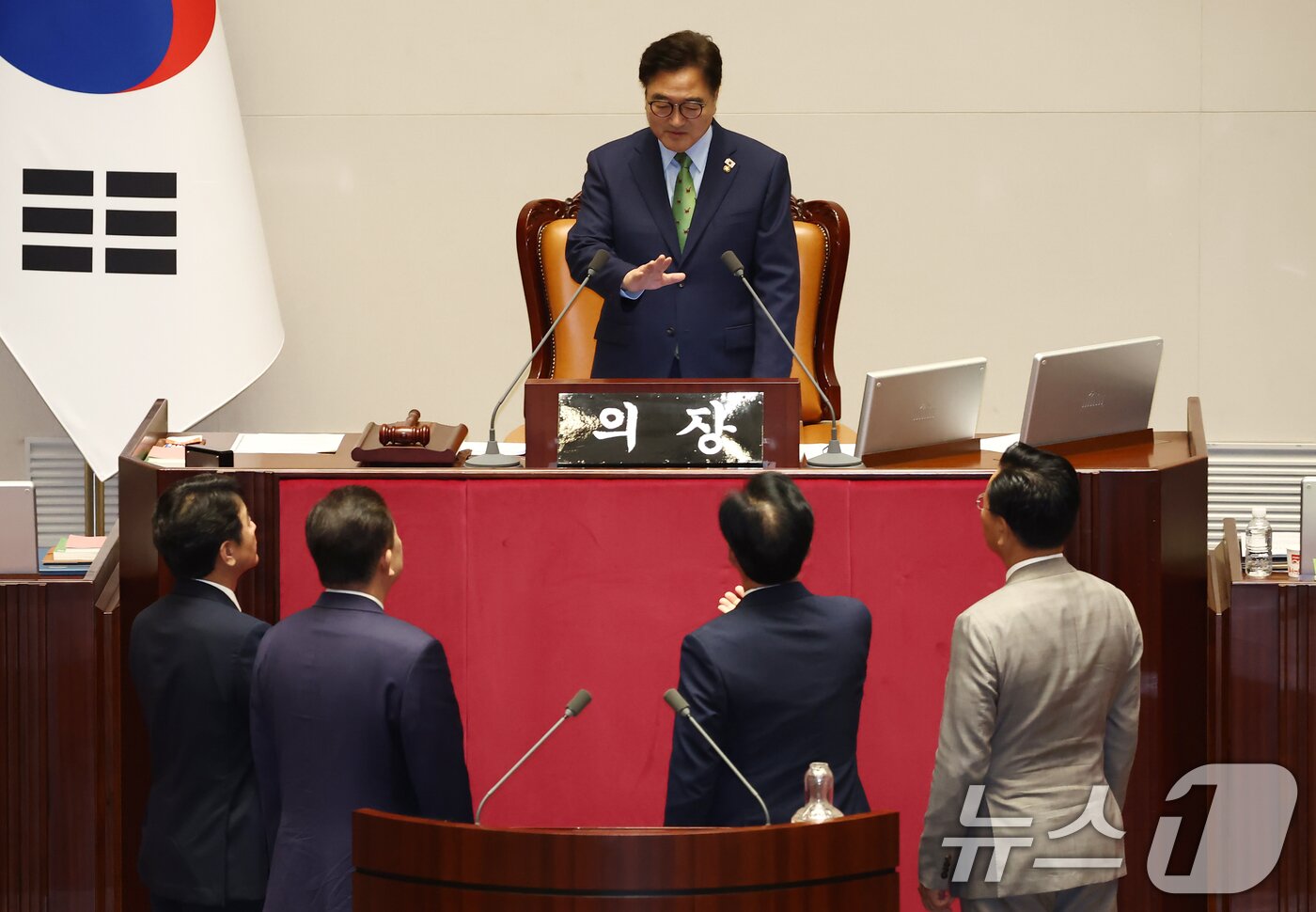 본문 이미지 - 우원식 국회의장이 27일 서울 여의도 국회에서 상임위원장 선출 관련 본회의 개의를 놓고 김병기 더불어민주당 원내대표, 문진석 원내수석부대와 송언석 국민의힘 원내대표, 유상범 원내수석부대표와 갈등을 빚고 있다. 2025.6.27/뉴스1 ⓒ News1 김민지 기자