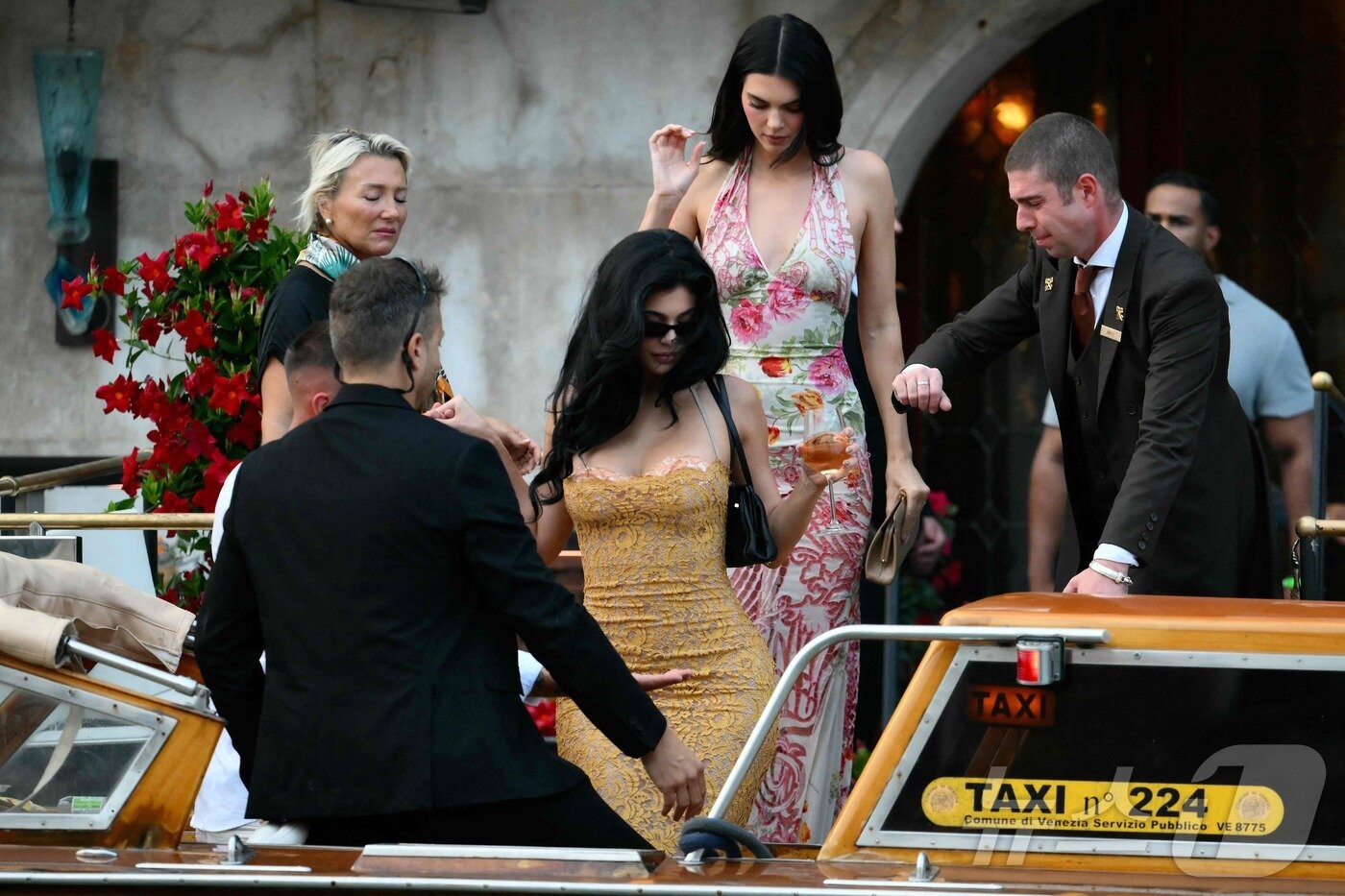 본문 이미지 - 26일&#40;현지시간&#41; 켄달 제너와 카일리 제너가 제프 베이조스 아마존 창업자와 로렌 산체스의 결혼식을 앞두고 베네치아 그리티 팰리스 호텔을 나서고 있다. 25.06.26 ⓒ AFP=뉴스1 ⓒ News1 김예슬 기자