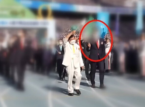 본문 이미지 - 신천지 2인자로 불렸던 고 모 씨가 이만희 총회장 옆에서 같이 걷고 있다. (JTBC 갈무리)