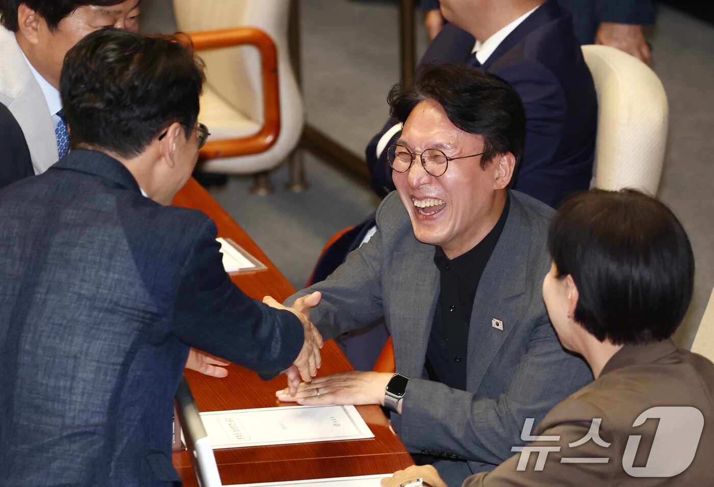 본문 이미지 - 김민석 국무총리 후보자가 27일 서울 여의도 국회에서 열린 본회의에서 더불어민주당 의원들과 대화하고 있다. 2025.6.27/뉴스1 ⓒ News1 김민지 기자