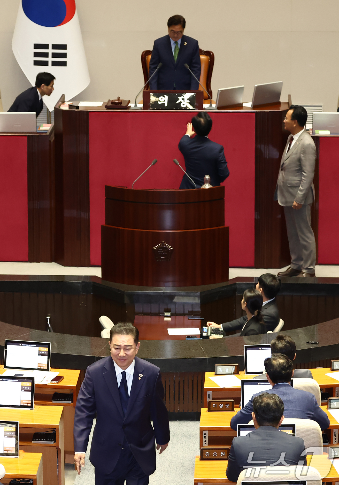 (서울=뉴스1) 김민지 기자 = 우원식 국회의장이 27일 서울 여의도 국회에서 상임위원장 선출 관련 본회의 개의를 놓고 송언석 국민의힘 원내대표의 항의를 받고 있는 가운데 김병기 …